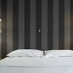 Logis Hotel Du Theatre Hotel