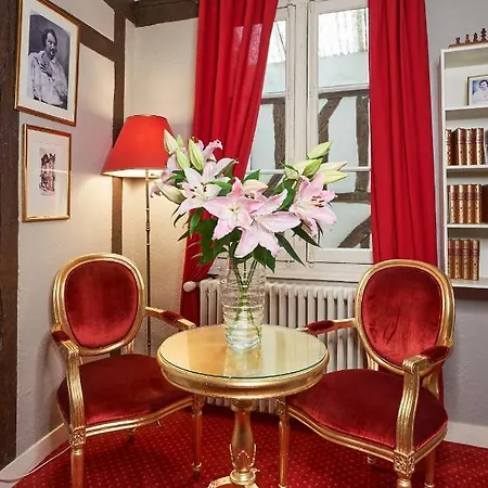 Готель Logis Du Theatre 2*