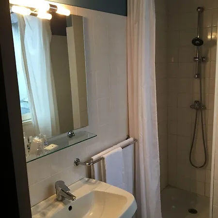 Hotel Logis Du Theatre 2*