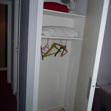 Готель Logis Du Theatre 2*