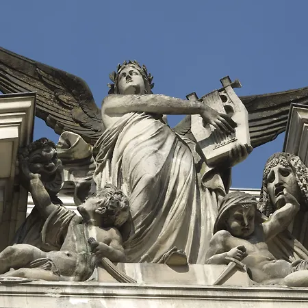 Logis Du Theatre Тур