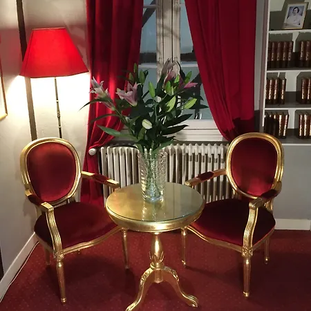 Готель Logis Du Theatre 2*