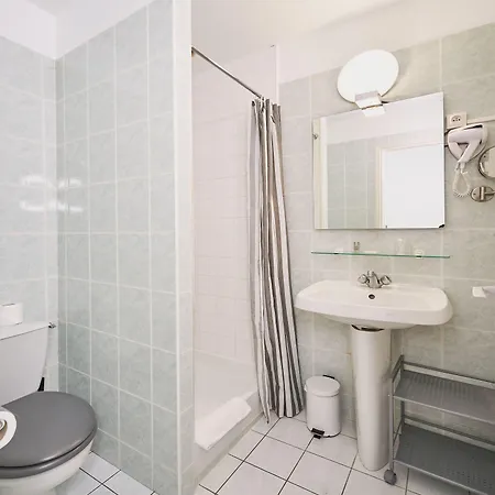 Hotel Logis Du Theatre 2*