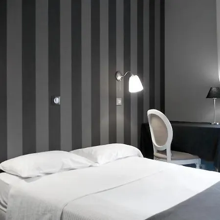 Logis Du Théâtre Hotel 2*