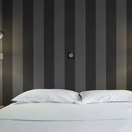 Logis Du Theatre Hotel