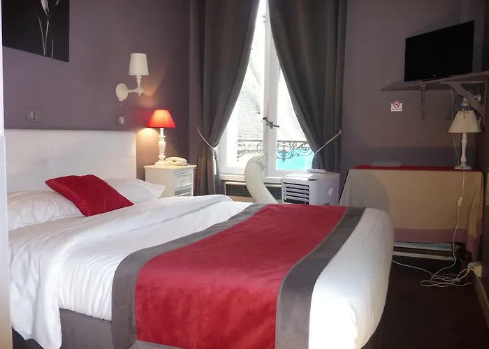 Logis Du Theatre Hotel