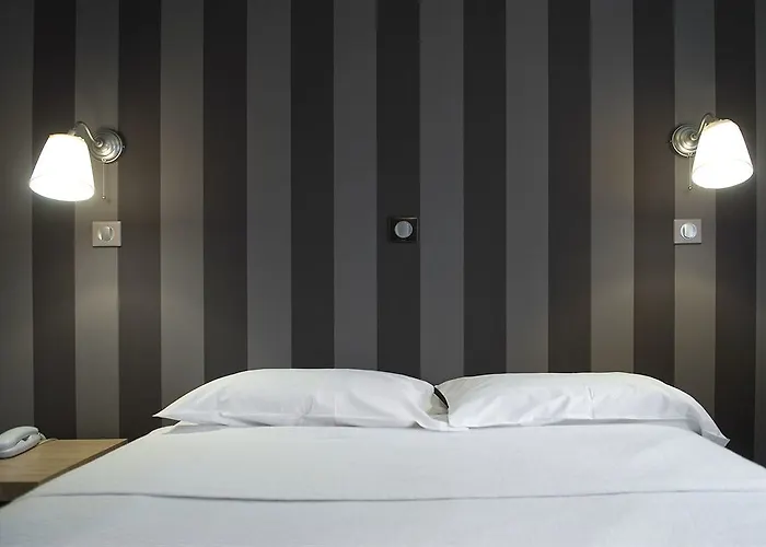 Logis Du Theatre Hotel